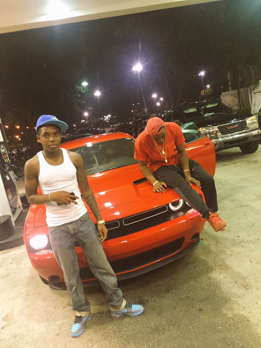 longlivekari's tweet photo. Gotta ball with the same crew I ate off the plate with📶💉💸 https://t.co/2BOYr9uhbf