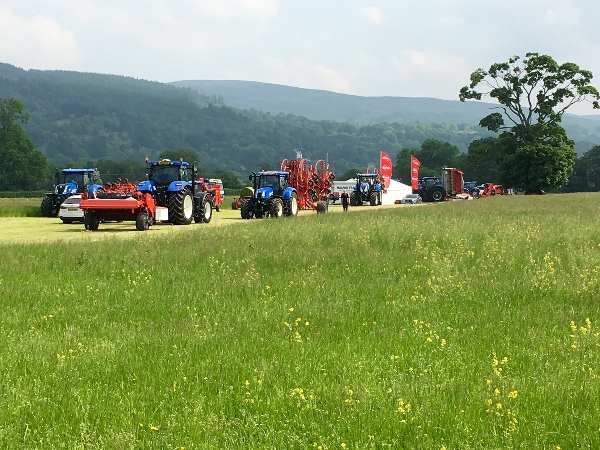 royalwelshshow's tweet photo. Mae pob ffordd yn arwain at / All roads lead to @Rhug_FarmShop for the @Grassland2016 tomorrow
#silage16 #sulwair16 https://t.co/9N6K78Or5b