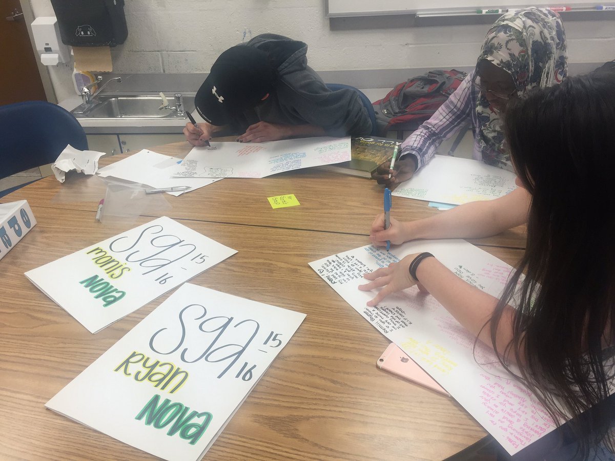 lancersga's tweet photo. SGA students signing college decorated cards for the graduating seniors. 💙🎓#WeLoveOurSeniors #LancersForever https://t.co/kpxryRRewA