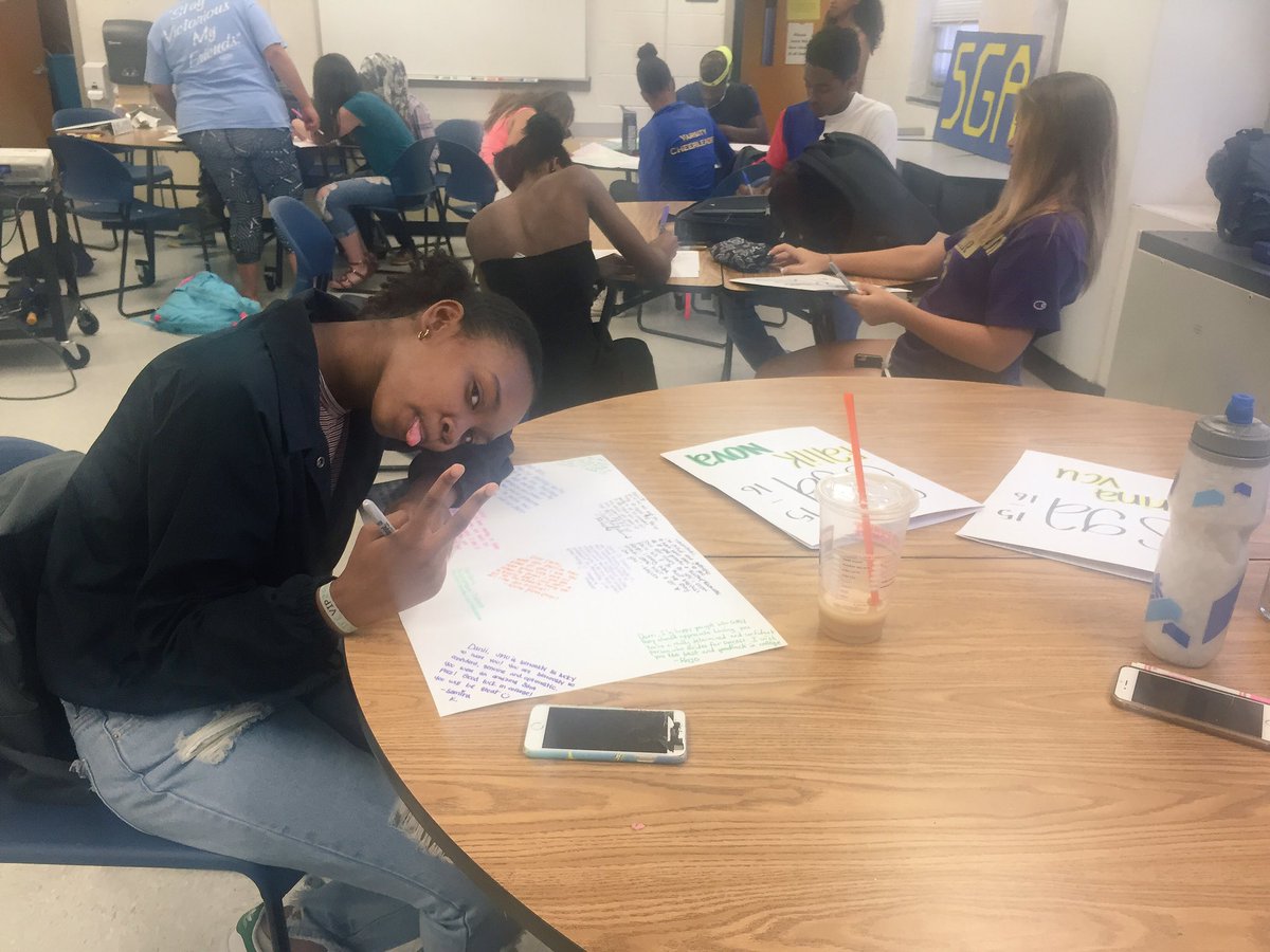 lancersga's tweet photo. SGA students signing college decorated cards for the graduating seniors. 💙🎓#WeLoveOurSeniors #LancersForever https://t.co/kpxryRRewA