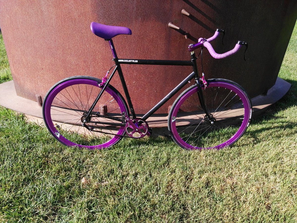 ciclistyk's tweet photo. Espectacular #fixie con mucha personalidad hecha por el equipo de #ciclistyk
#fixiebike #Bike #Purple #Black https://t.co/TxDdzTBYQt