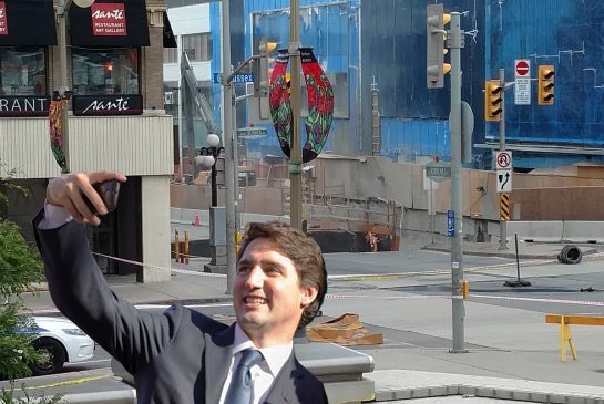 JJ_TheVoice's tweet image. A meeting was canceled... And this happened.
#sinkholeselfie #trudeauonrideau #rideausinkhole