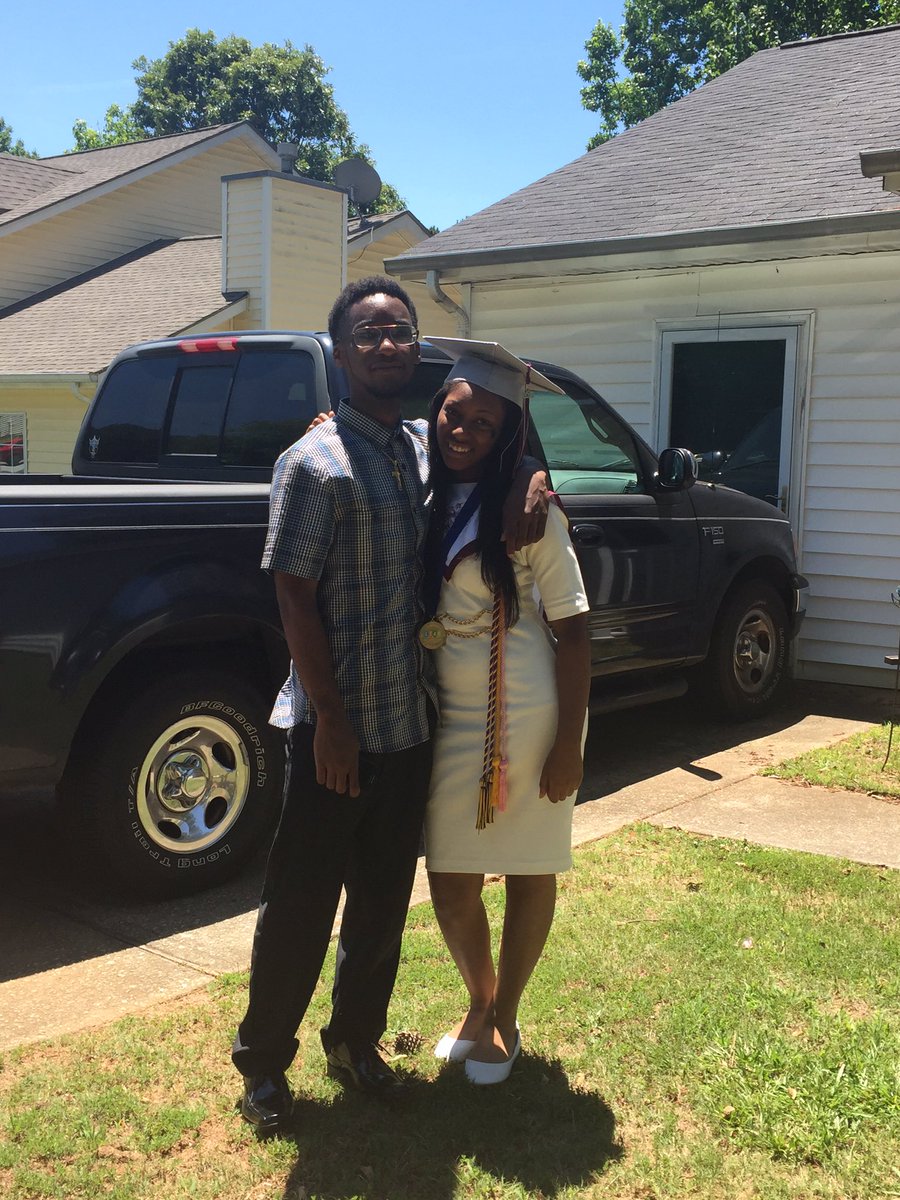 Triaaa__'s tweet photo. A year ago it was my turn and yesterday was yours. I love you lil bro and I'm proud of you 🎓💉 https://t.co/lCrMux62LR