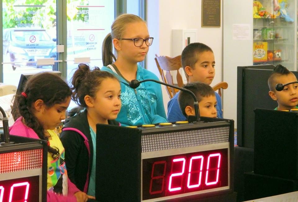 ChicagoRidgeLib's tweet image. We had a great time last night with Loren Gent of Fun Fun Fun DJ&apos;s Trivia Showdown Game Show goo.gl/LZ4cg3