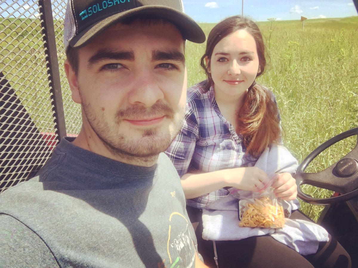 HowFarmsWork's tweet image. When she brings you lunch out to the field 😍😍😍 #farming #howfarmswork #Wisconsin #farmlife #cultivating