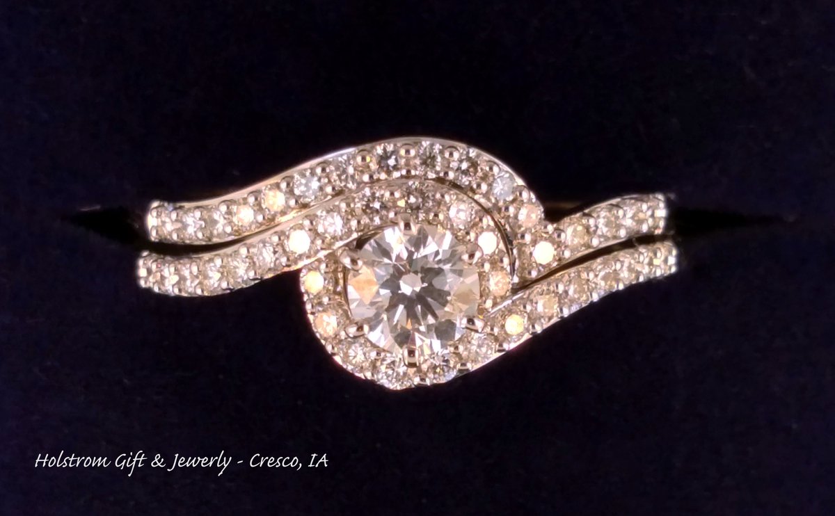HolstromJewelry's tweet photo. New!! You must see this. So pretty!! #weddingringwednesday #EngagementRing #LoveIt #HolstromsGiftJewerly #awesome https://t.co/2pX8y7AbSM