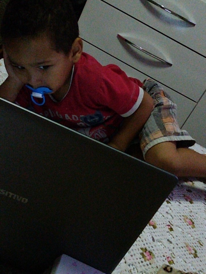 Mylenaviila's tweet photo. Como estudar com esse menino. #NaoDesgruda https://t.co/kv6z9hPNhj