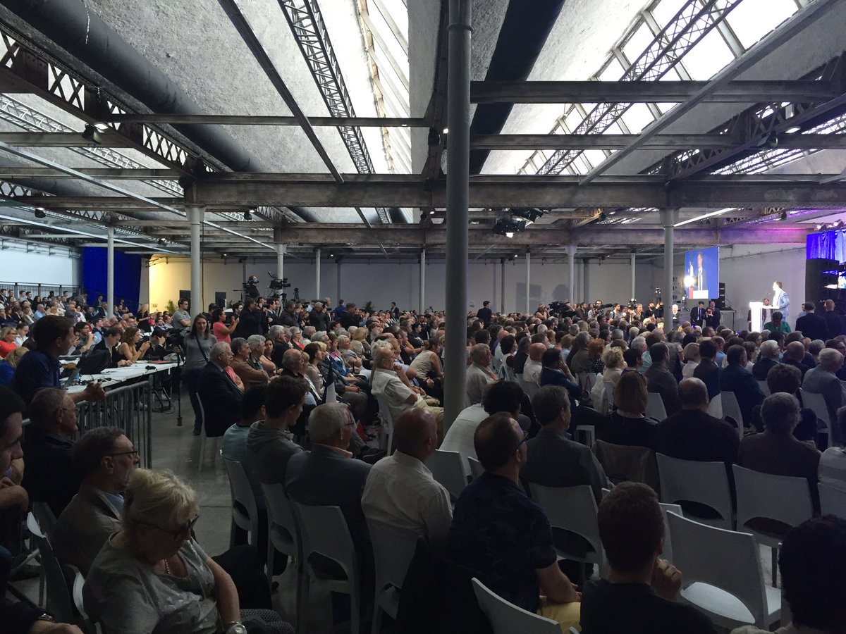 HallsFilature's tweet photo. En direct du meeting de @NicolasSarkozy #NSLille @lesRepublicains https://t.co/4EQHPydiZv