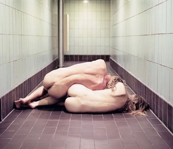 CulturaColectiv's tweet photo. Estas fotografías revelarán la intimidad que existe entre una pareja enamorada y desnuda: https://t.co/BrOPbW5x5G https://t.co/hF2fJ2OjwI