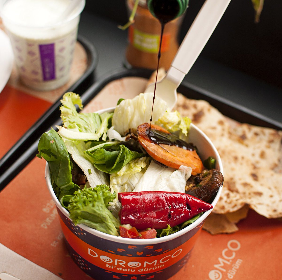 İftarda hafif bir öğün geçirmek isteyenler için ızgara sebzeli salata  Sen gelemezsen biz geliriz: 0850 800 11 11 📞