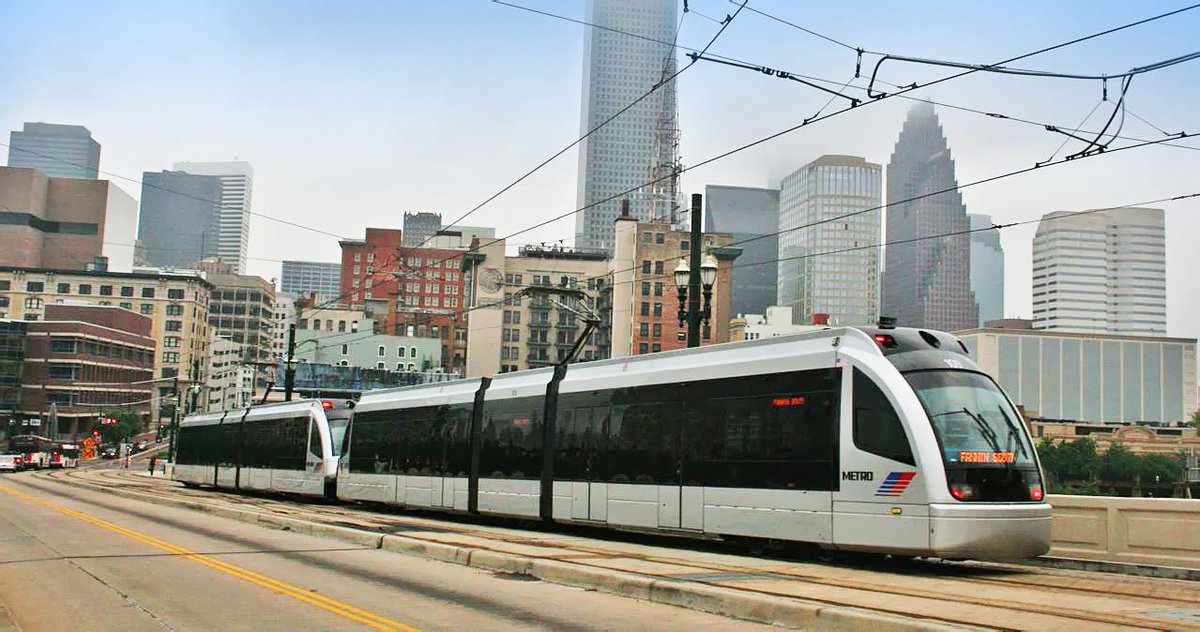 APTA_info's tweet photo. New APTA Report: Nearly 2.6 Billion Trips Taken on U.S. Public Transit in 2016 First Quarter https://t.co/d0MbUWpVoq https://t.co/fYtMg54Dow