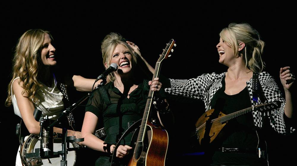 PNCVIP's tweet photo. Spend your evening with #PNCVIP & the @dixiechicks! Gates open at 6 at @PNCArtsCenter. See you tonight! #DCXHolmdel https://t.co/Ggt5ovJyJn
