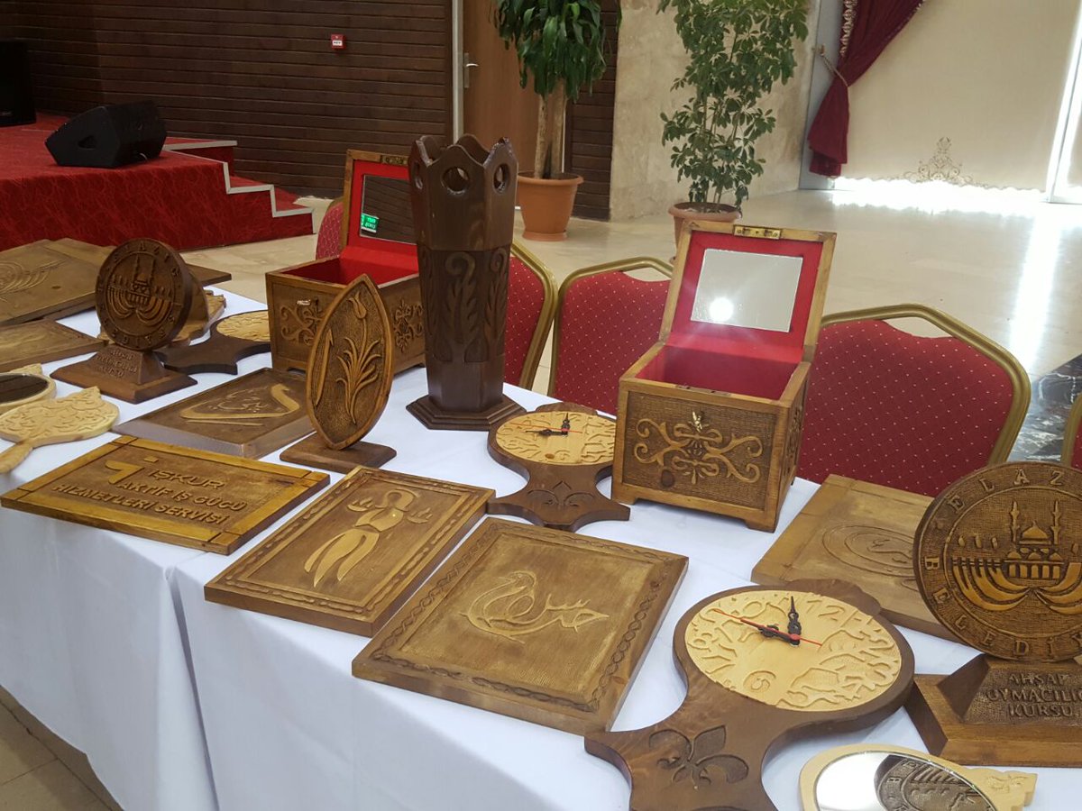 Belediyemizin Ahsap oymaciligi kursunun dönem sonu sergi açılışını ve sertifika törenini gerçekleştirdik