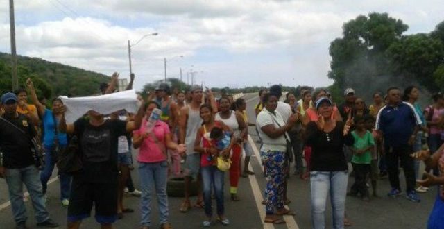 usa_Rvzla's tweet photo. #08junio2016 HOY LA GENTE DE UCHIRE SALIERON A PROTESTAR DESPUES DE 15 DIA SIN COMIDA @InfoVzlaNet @NaranjaRA #GAR https://t.co/ZOV2akdwFC