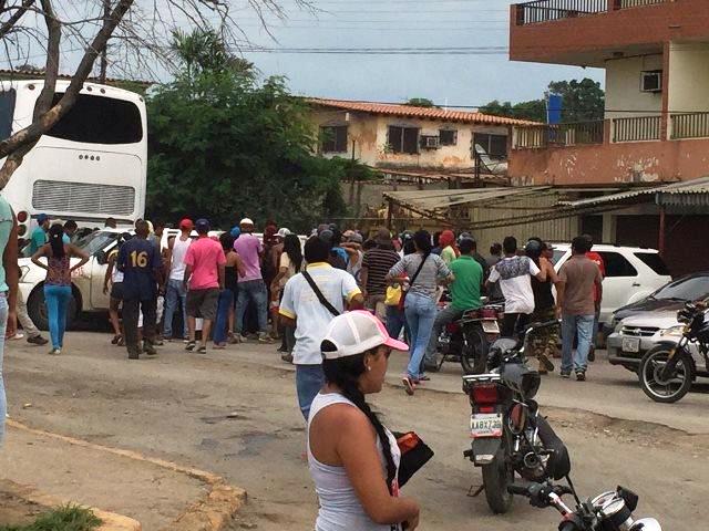usa_Rvzla's tweet photo. #08junio2016 HOY LA GENTE DE UCHIRE SALIERON A PROTESTAR DESPUES DE 15 DIA SIN COMIDA @InfoVzlaNet @NaranjaRA #GAR https://t.co/ZOV2akdwFC