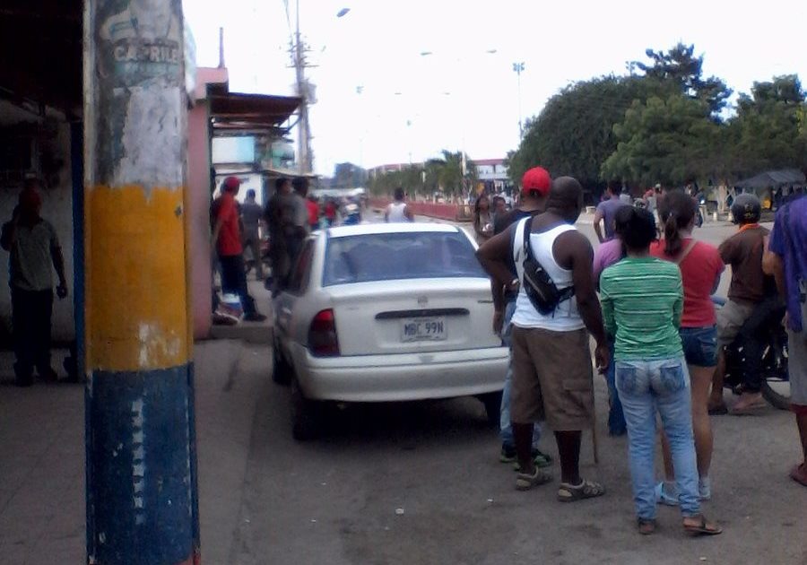 usa_Rvzla's tweet photo. #08junio2016 HOY LA GENTE DE UCHIRE SALIERON A PROTESTAR DESPUES DE 15 DIA SIN COMIDA @InfoVzlaNet @NaranjaRA #GAR https://t.co/ZOV2akdwFC