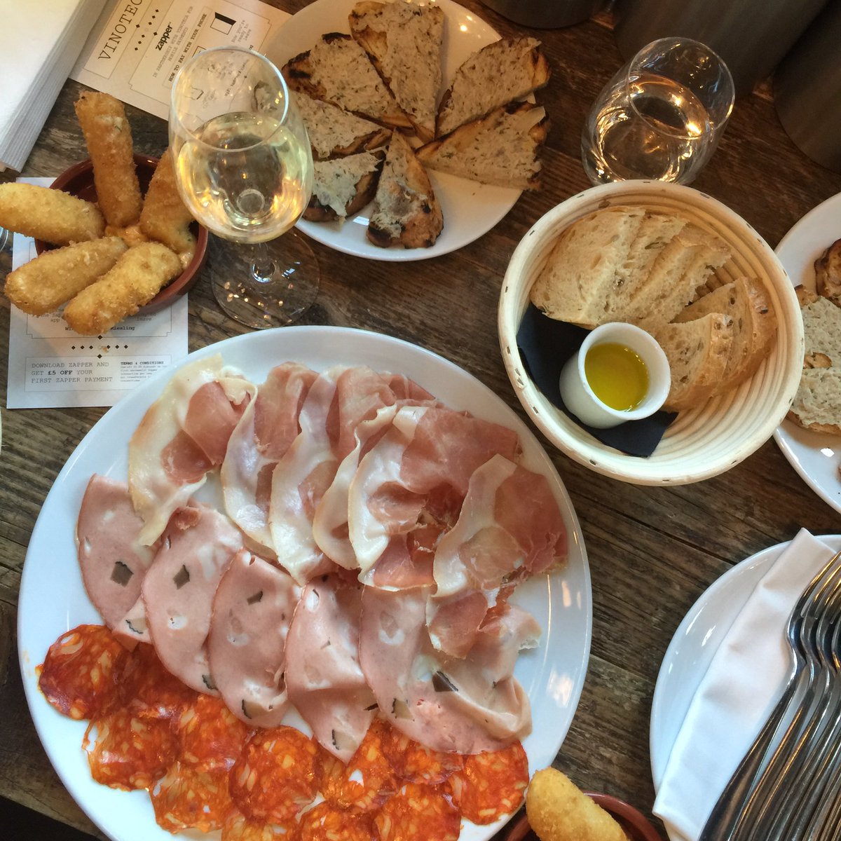 2_Forks's tweet photo. Stop one on the #zappercrawl @Vinoteca KX π https://t.co/PBdjsmuzl6