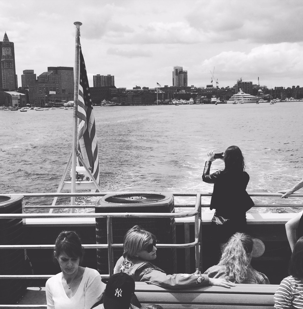 DarthVaughter's tweet photo. Heading out to watch some whales. #BostonHarbor #Boston #NotSeaWorld 🐳🐋 https://t.co/TVhoChmMBa
