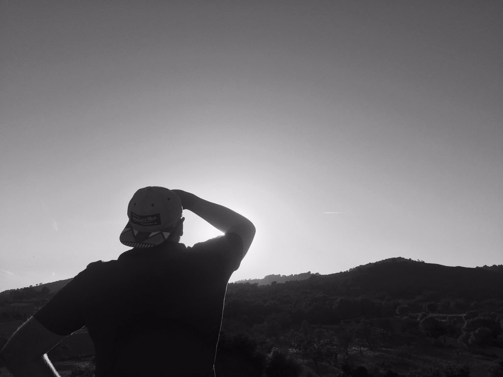 Benjchughes's tweet photo. Even a short man casts a long shadow at #sunset @Mikespencer1 #MSOFFICIAL #FLAREHUNTER #SUNSETSENIOR https://t.co/USgXYtfsu4