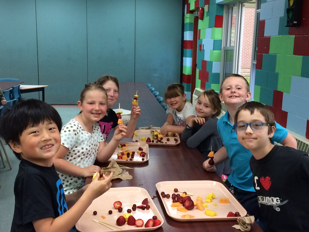 Eat the Rainbow! Students create colourful and nutritious food - Breakfast Program. @SouthShoreRSB <a href="/BreakfastCanada/">Breakfast Club of Canada</a>