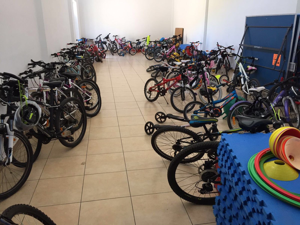 Estos días en el CEIP Puntallana están disfrutando del premio de la Campaña. Han traído sus bicis. Impresionante!