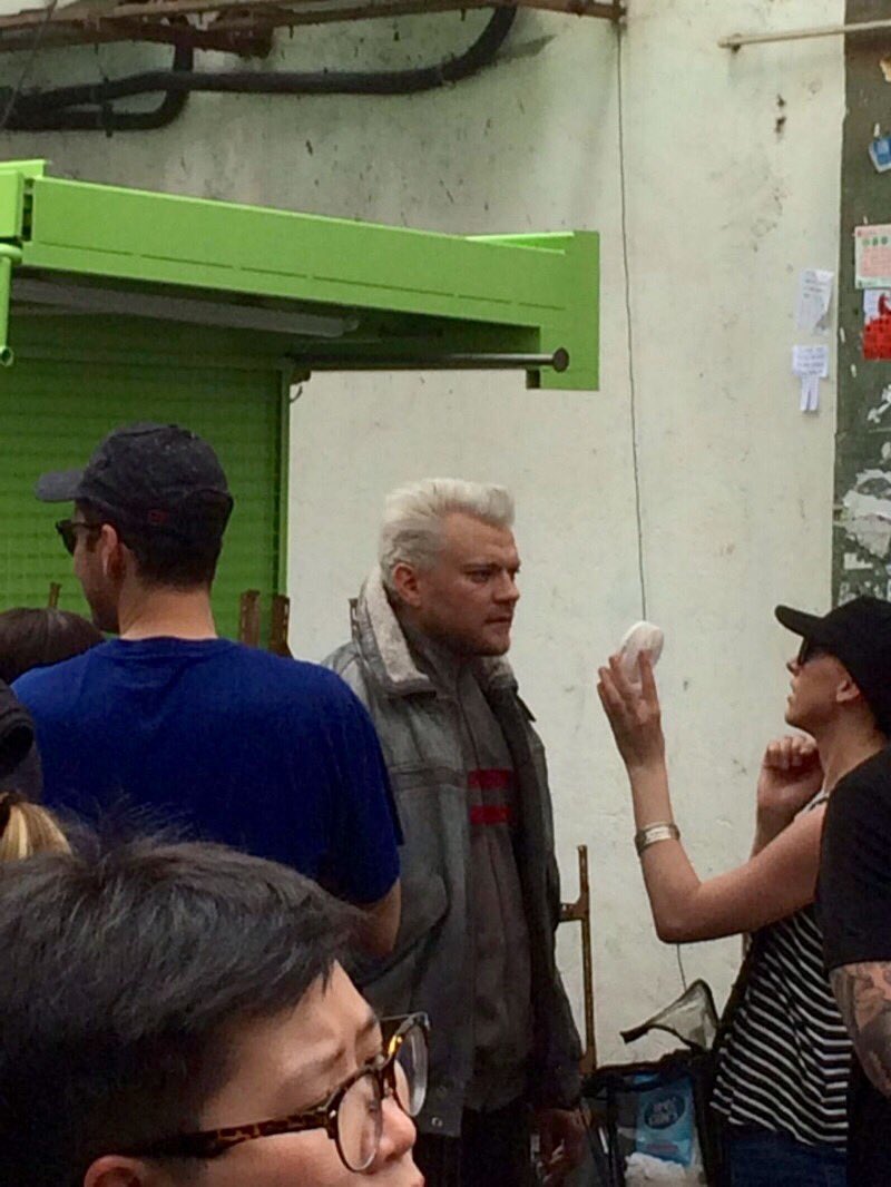 映画秘宝 Twitterren スカーレット ヨハンソン主演 攻殻機動隊 ハリウッド実写版の香港の撮影現場から写真が到着 ピルウ アスベックが演じるバトーの姿も初お披露目となった T Co B9bezf0axy Hihonews