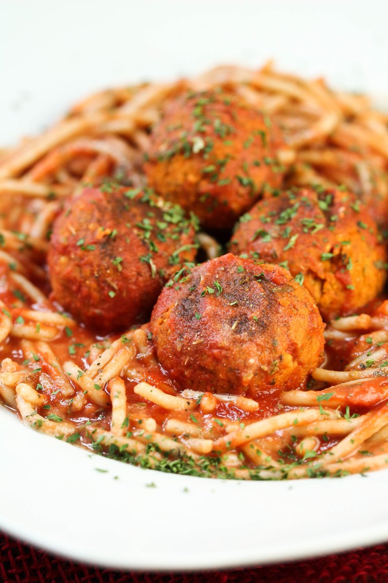 NO, your eyes are not deceiving you, these are #VEGAN Spaghetti and Italian "Meatballs"!! thevegan8.com/2016/06/08/hom…
