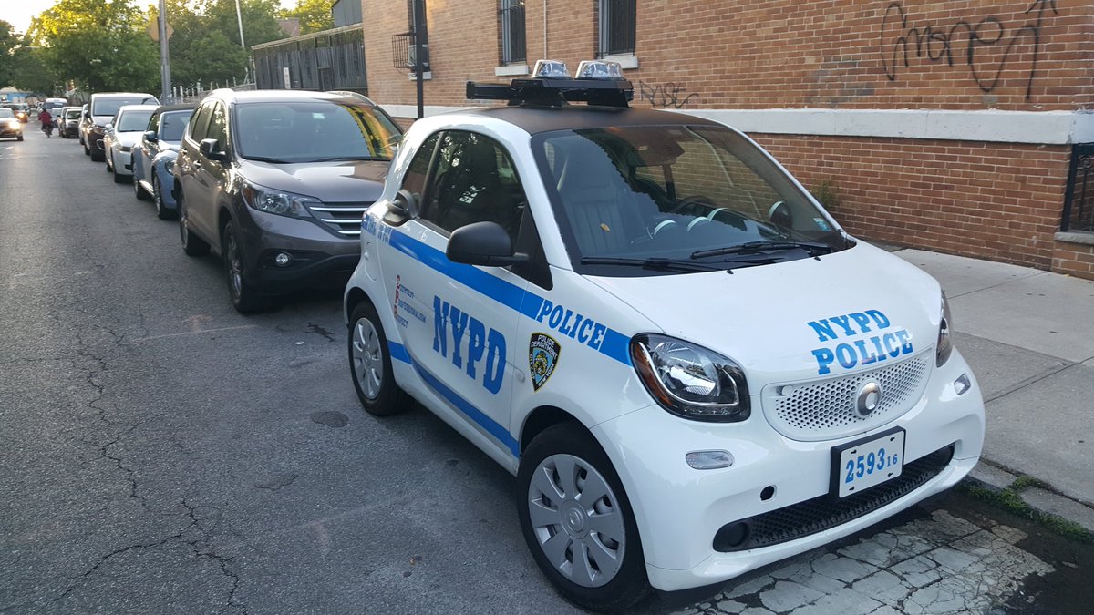 az_ny's tweet image. What do you call a cop on a smartcar, a #SmartCop  ?
