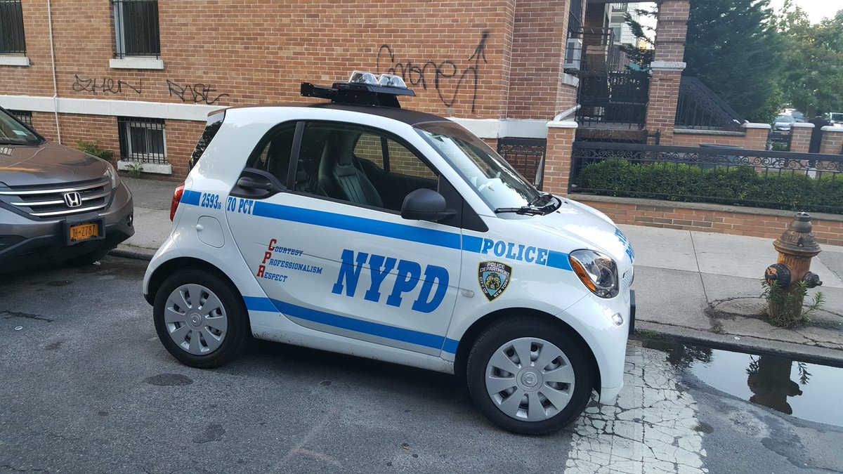 az_ny's tweet image. What do you call a cop on a smartcar, a #SmartCop  ?