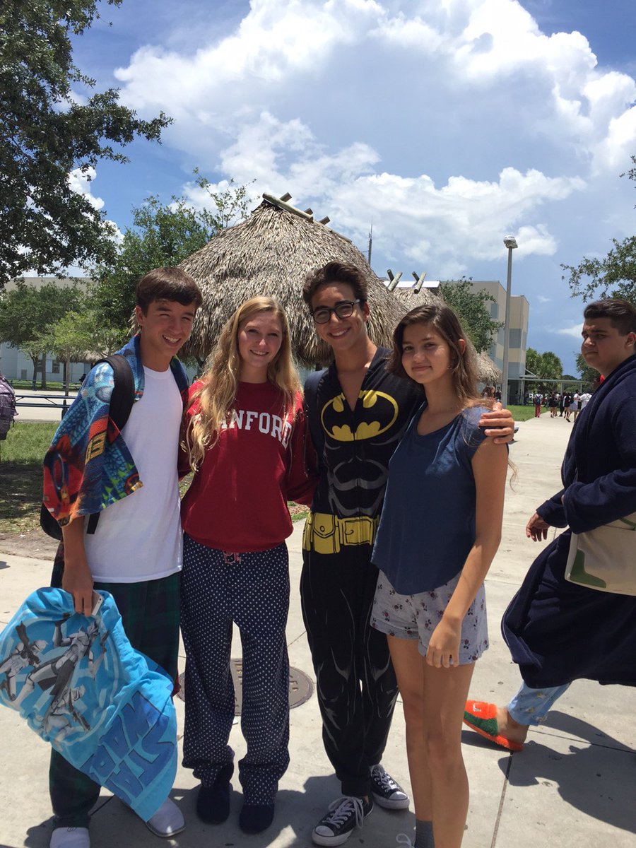 allysonjeanne13's tweet photo. Happy national best friend day to all of me babies 💕💕 https://t.co/zlSD1z47Er