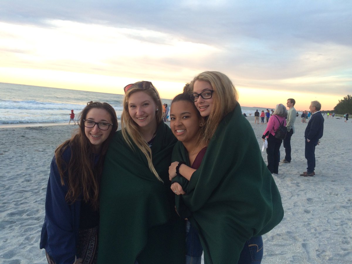 allysonjeanne13's tweet photo. Happy national best friend day to all of me babies 💕💕 https://t.co/zlSD1z47Er
