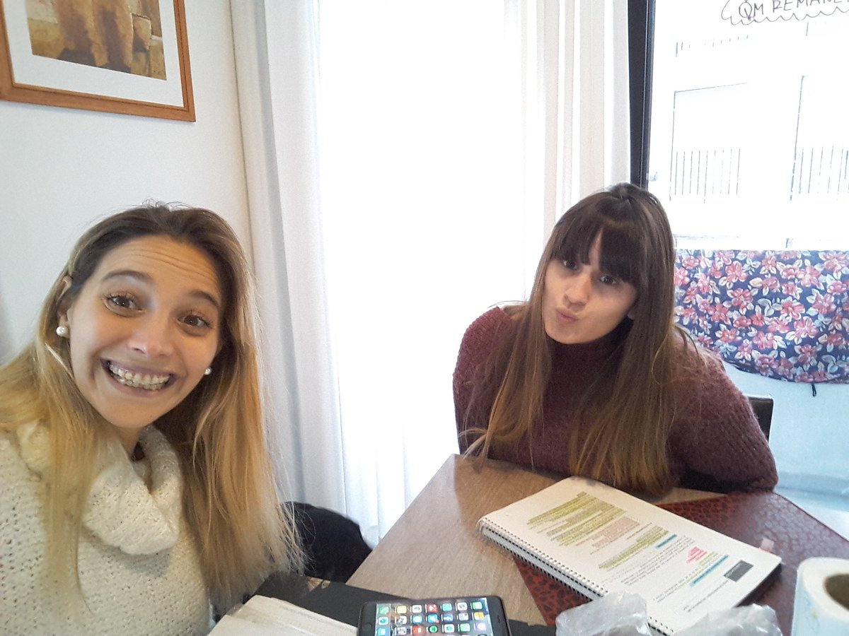 valenetcheverry's tweet photo. Estudiamos, chusmeamos, comemos. @valerysbr . #LabiosMorados https://t.co/tYzs0W6aDs
