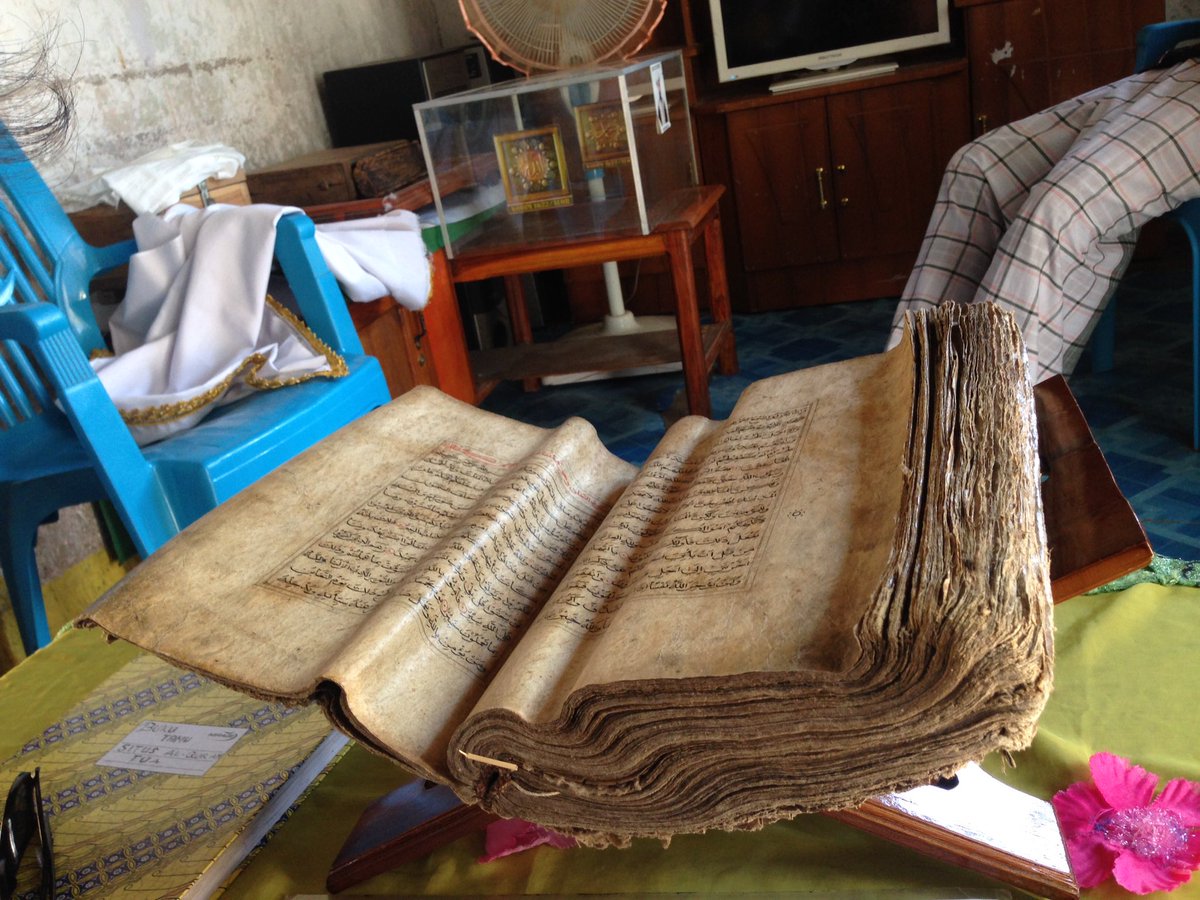 pinonyuu's tweet photo. Dan inilah Alquran kulit kayu tertua seAsia yang berada di Alor Besar. #ExploreTimor https://t.co/LNiA5wpjFR