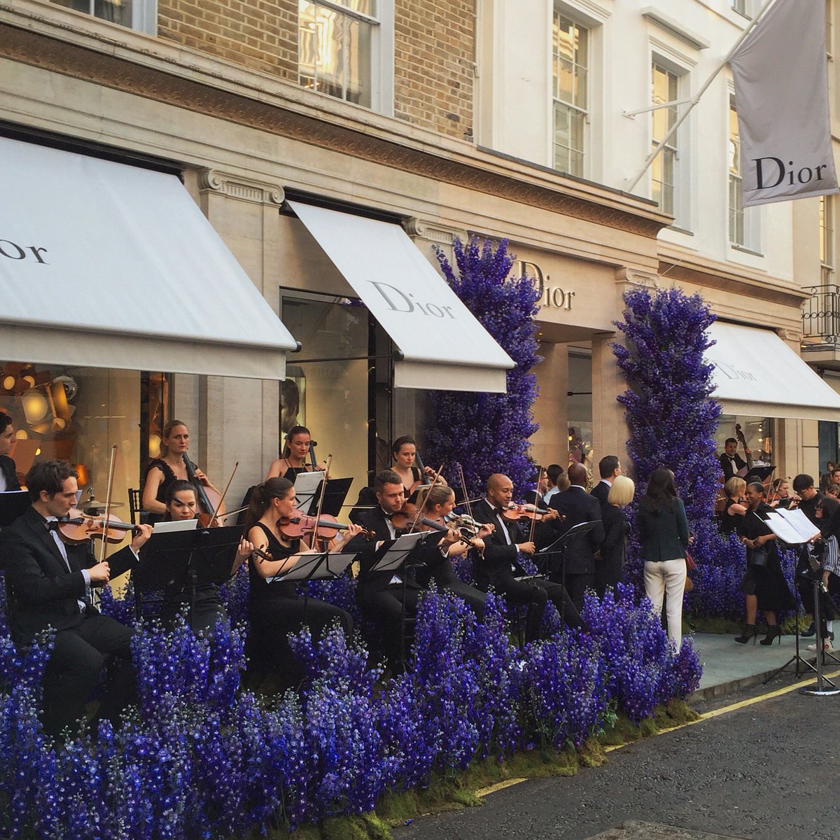 the grand finale .. opening of #Dior #NewBondStreet #AtelierEmmanuel @dior
<a href="/mybeautifulcity/">My Beautiful City</a> #flowers #events #luxury
