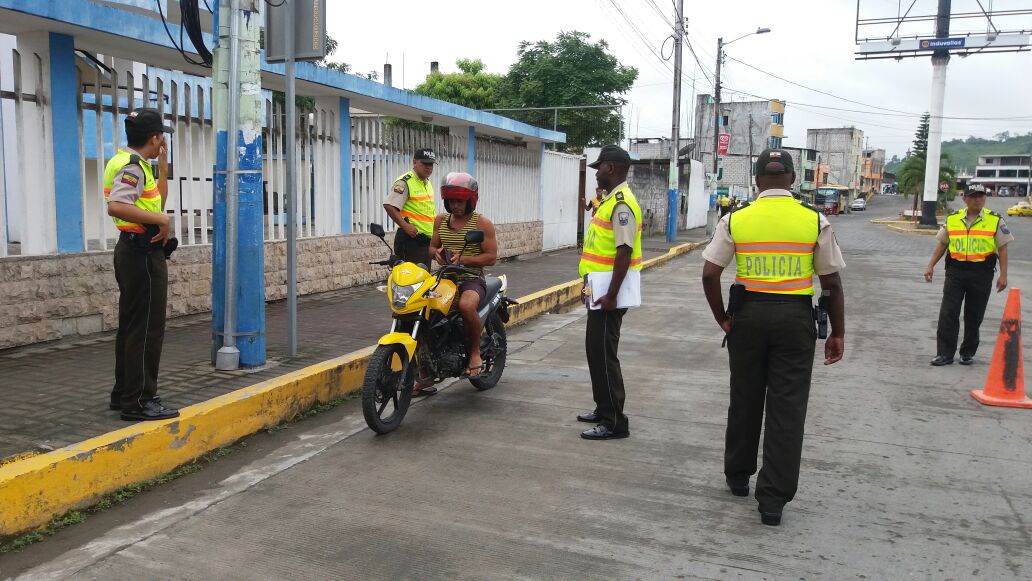 PoliciaEcuador's tweet photo. Megaoperativos constantes en las vías del Distrito Atacames #Esmeraldas para brindar mayor seguridad y protección https://t.co/1B8JdozKoy