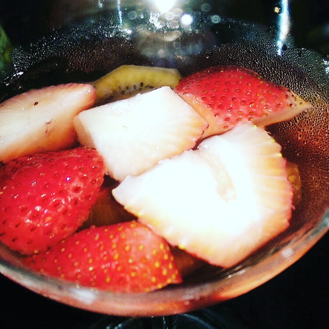 BoSSLadyKk's tweet image. #differentday #differentdrinks #wotd #drunkenfruits #yumyum #itsfiveoclocksomewhere @wineweirdos