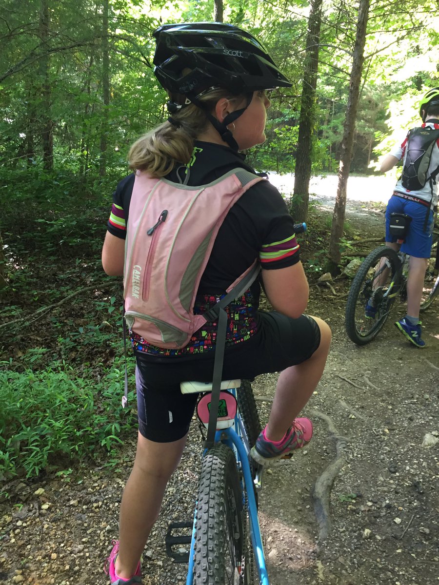 VeloVixens's tweet photo. Lovin' her @scottsbikes saddle bag 💕💚 https://t.co/Fm7d1ujaOs