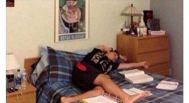 Yo tratando de estudiar👇🏼😹