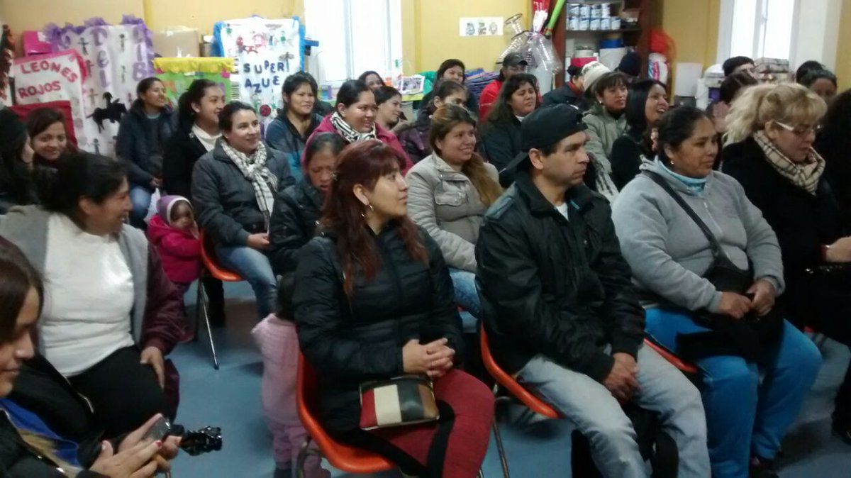 FliasalaEscuela's tweet photo. Taller "Límites y prevención de conductas adictivas" #FALE con @ElReparoCT @Eze1984 @EducacionBA https://t.co/ADfhJrhzCf