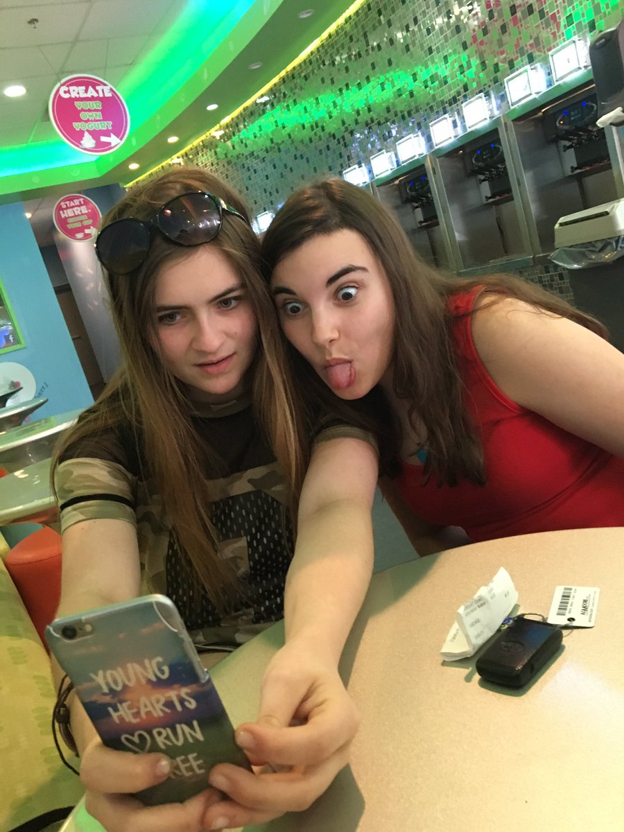 Brittany_Oxleyy's tweet photo. #NationalBestFriendsDay @ClaireRegel @LuvSarahSimmons https://t.co/x7Y0kqCkBZ