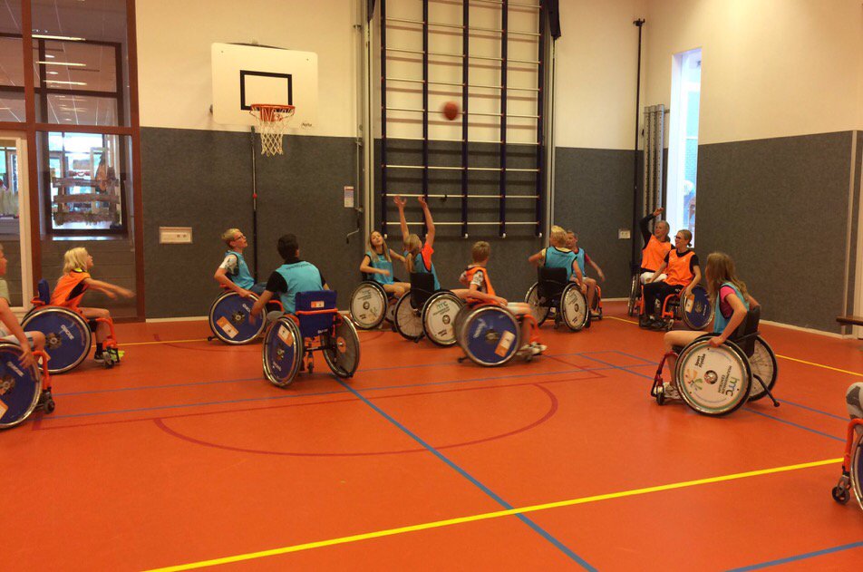 Rolstoel basketbal. Leerlingen van Obs De Twa Fisken mochten het ervaren. Bedankt scoolonwheels! Gehandicaptensport.