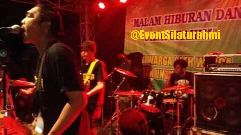 Edie_Bronkz's tweet photo. @EventSilaturahmi Kemuning Reni ...Thanks Om fuji @BOROSBATREmusic udah mau jamming bareng #Pmldst #GrungeIndonesia https://t.co/YfAbsKb28L
