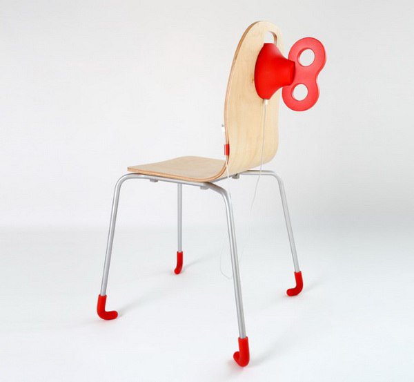 Стул «Wind-Up Chair». Чтобы зарядить смартфон, нужно завести часовой механизм и подключить телефон к гнезду. #РЦТ