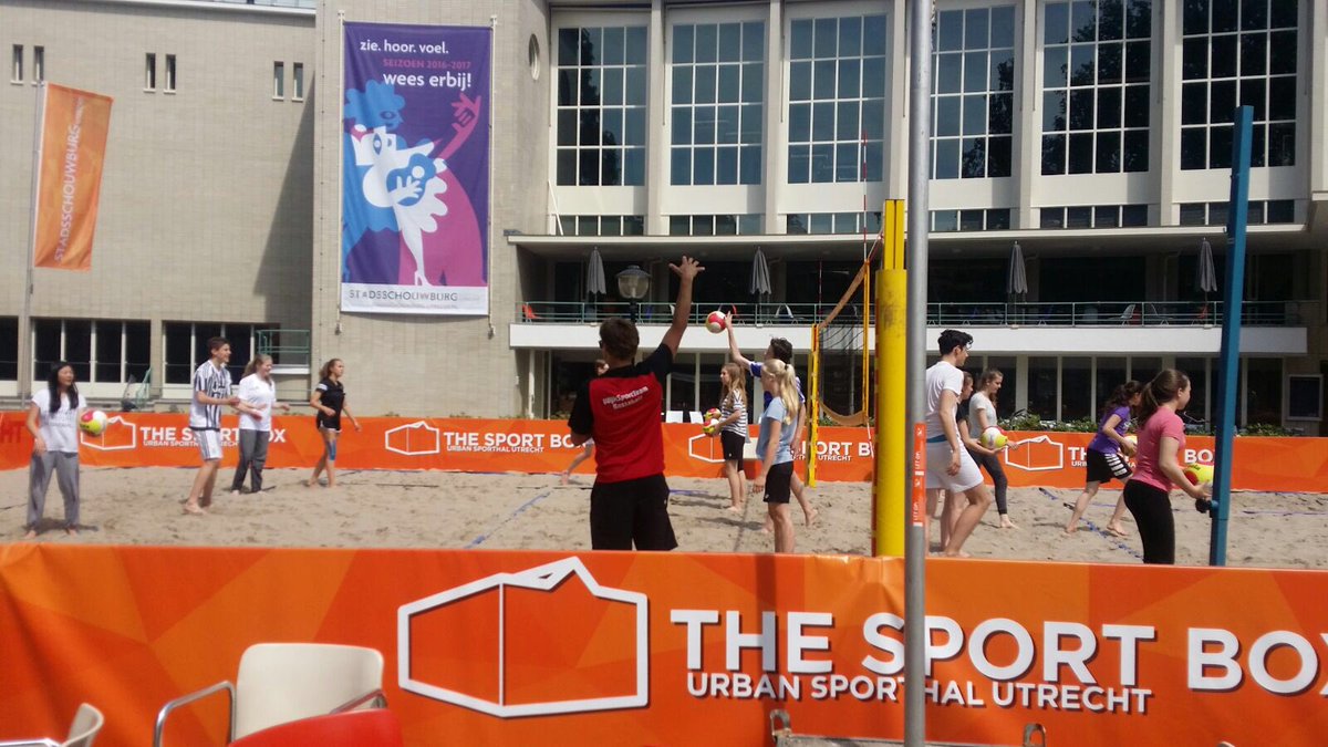 Utrechtse scholen maken deze week kennis met #beachvolleybal voor de Stadsschouwburg olv <a href="/SSTUtrecht/">Stedelijk Sportteam</a>