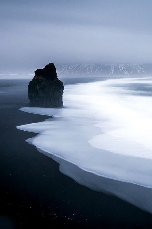 adventurful's tweet photo. Iceland's black sand beaches are incredible 😱😍 https://t.co/V54rqyxxYm