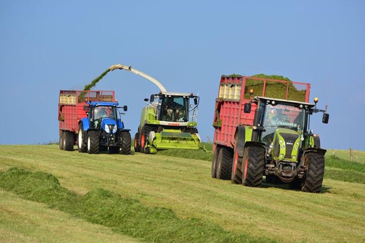 ColfinCaptures's tweet photo. @FarmPhotosUK not a cab view but silage tonight... https://t.co/eBsXfDfC8H