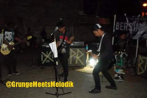 Edie_Bronkz's tweet photo. @punkmeetmelodik pasar kita pamulang..with @BOROSBATREmusic and all band ..#Pmldst #PasukanBerbulu #GrungeIndonesia https://t.co/7TZaFeuOC9