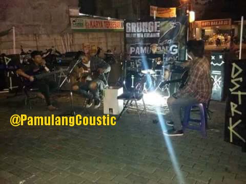 Edie_Bronkz's tweet photo. @pamulangcoustic pasar kita pamulang...with @BOROSBATREmusic and all band..#Pmldst #PasukanBerbulu #GrungeIndonesia https://t.co/xXC93RBw6n