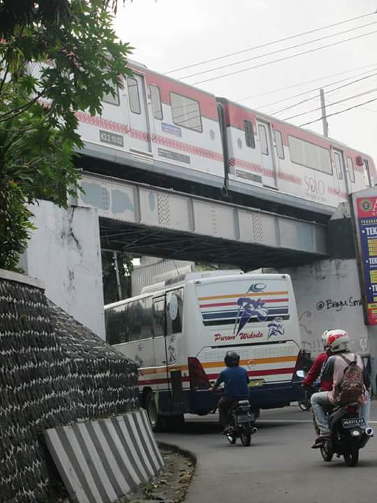 dhians_29's tweet photo. Ketika Bus dan RailBus jalan Berdampingan.
at Plinteng Semar, 
#explore_wonogiri https://t.co/r31Qd9ZSm7
