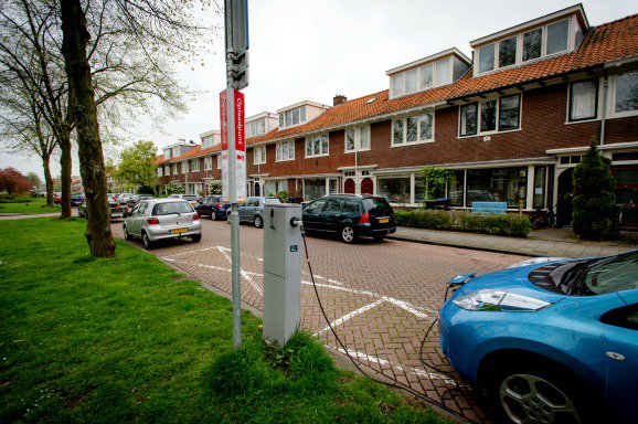 Het tekort aan laadpalen dreigt uit de hand te lopen: bnr.nl/nieuws/mobilit…